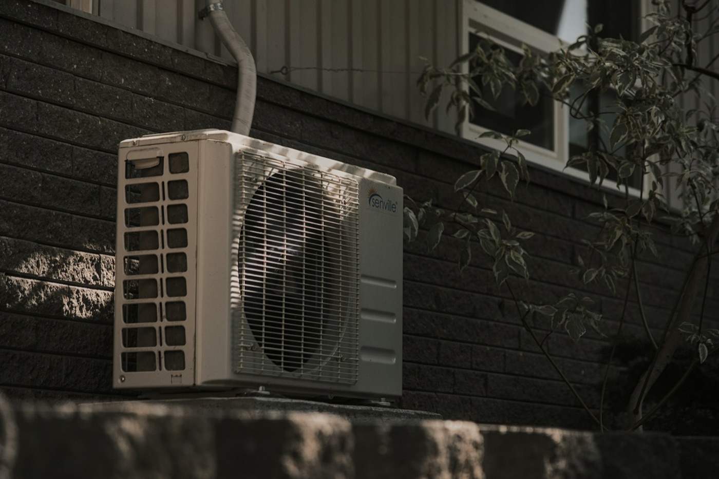 Unité extérieure de pompe à chaleur air-air contre un mur