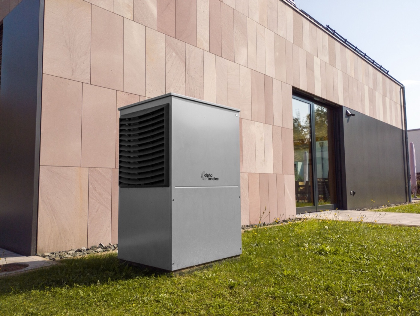 Unité extérieure d'une pompe à chaleur air-eau contre une façade